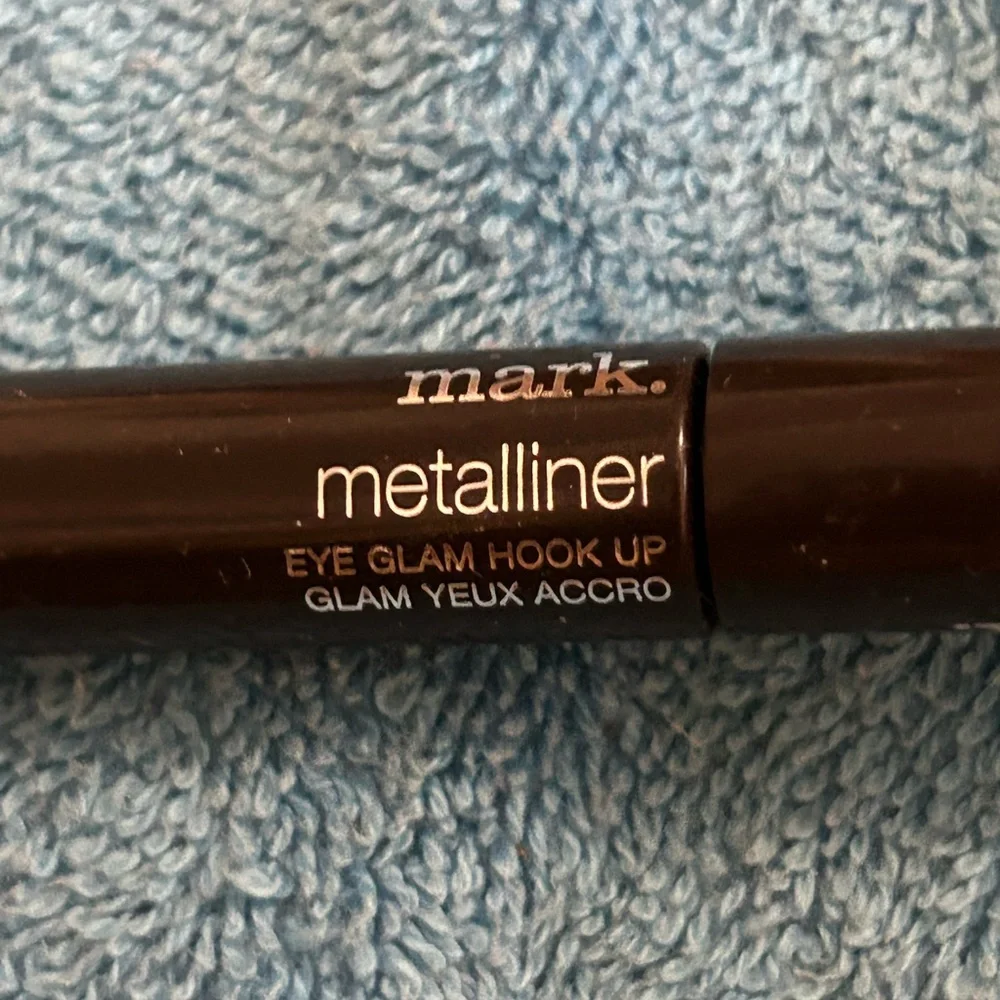 Avon Mark Eyeliner Metalliner Eye Glam Hookup. Black.